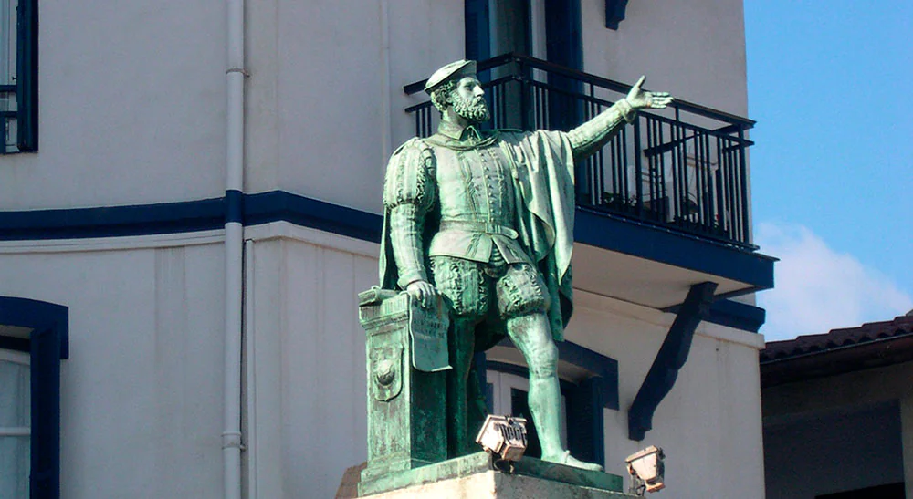 Estatua de Juan Sebastian Elkano en Getaria