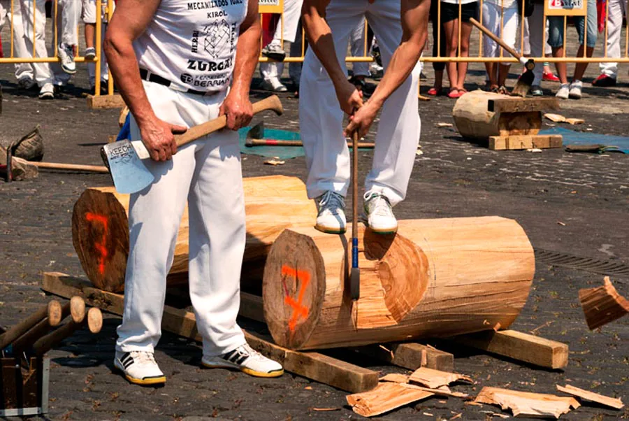Deportes vascos rurales - Corte de troncos